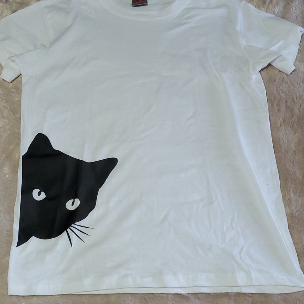 Peeking Black cat t-shirt